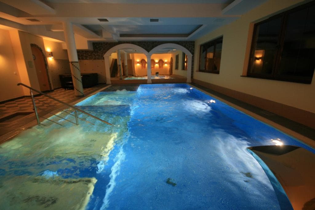 Hotel***Restauracja DWÓR OSTOIA k/Rymanowa "4 dni z balem, z basenem i saunami" — zdjęcie 1