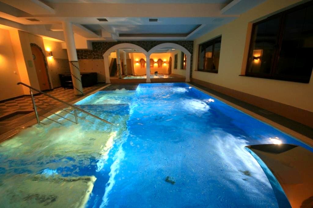 Hotel***Restauracja DWÓR OSTOIA k/Rymanowa "4 dni z balem, z basenem i saunami"